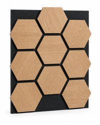 Module acoustique mural hexagonal en chêne naturel sur fond blanc