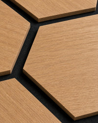 Gros plan sur le placage chêne naturel et le support noir des panneaux hexagonaux