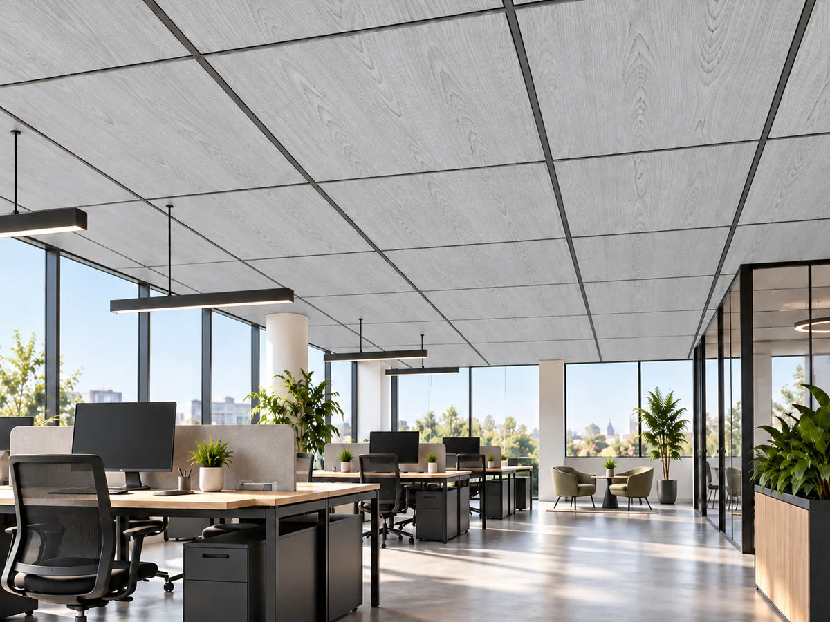 Dalle acoustique de plafond en bois, finition chêne blanchi, installée dans un bureau contemporain