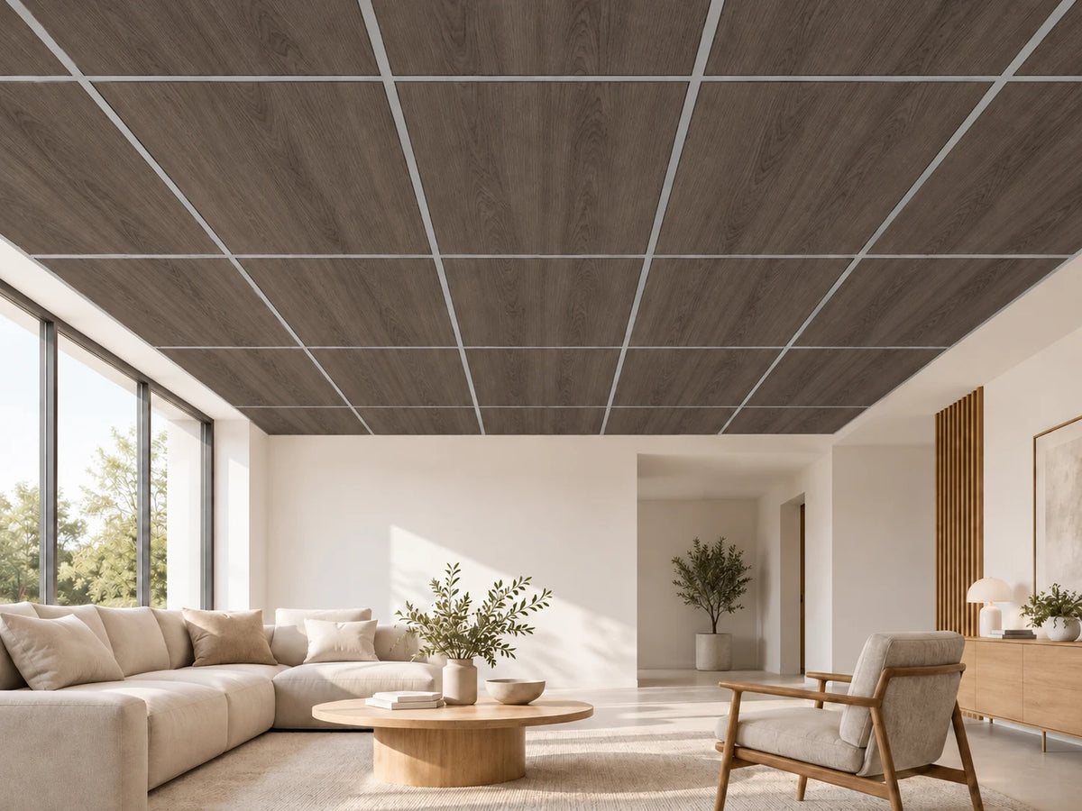 Dalle acoustique de plafond en bois, finition chêne gris foncé, installée dans un salon contemporain