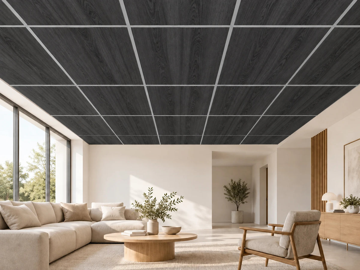 Dalle acoustique de plafond en bois, finition frêne noir, installée dans un salon contemporain