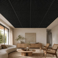 Dalle de plafond suspendu à tasseaux, finition Frêne noir – mise en situation salon