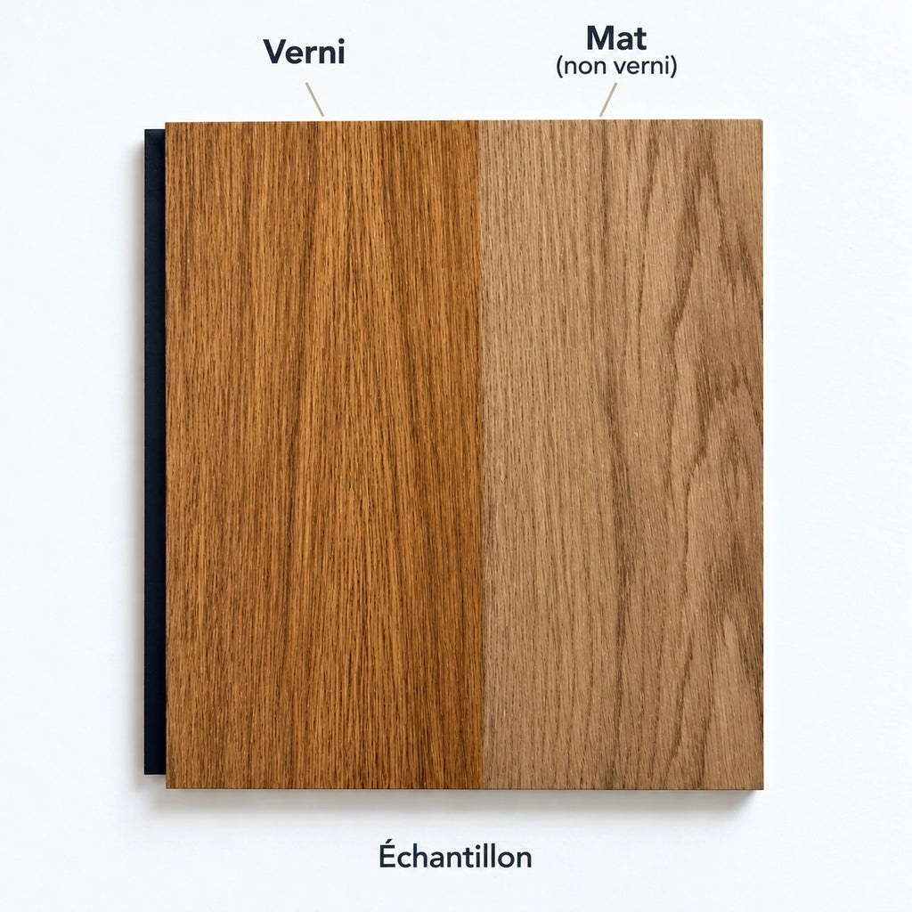 Échantillon de placage bois Chêne bronze : verni à gauche, mat non verni à droite