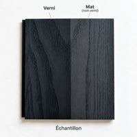 Échantillon de placage bois Frêne noir : verni à gauche, mat non verni à droite