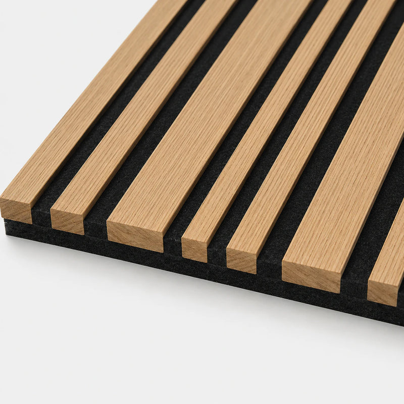 Détail des tasseaux de largeurs variées du panneau acoustique mural Barcode finition Chêne naturel – feutre noir