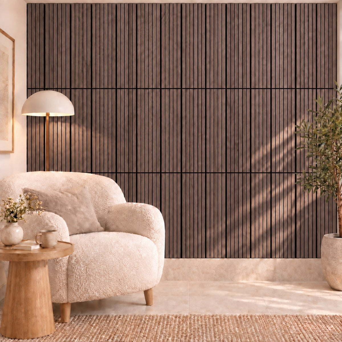 Panneau acoustique mural compact en chêne fumé – dans un salon, mur complet