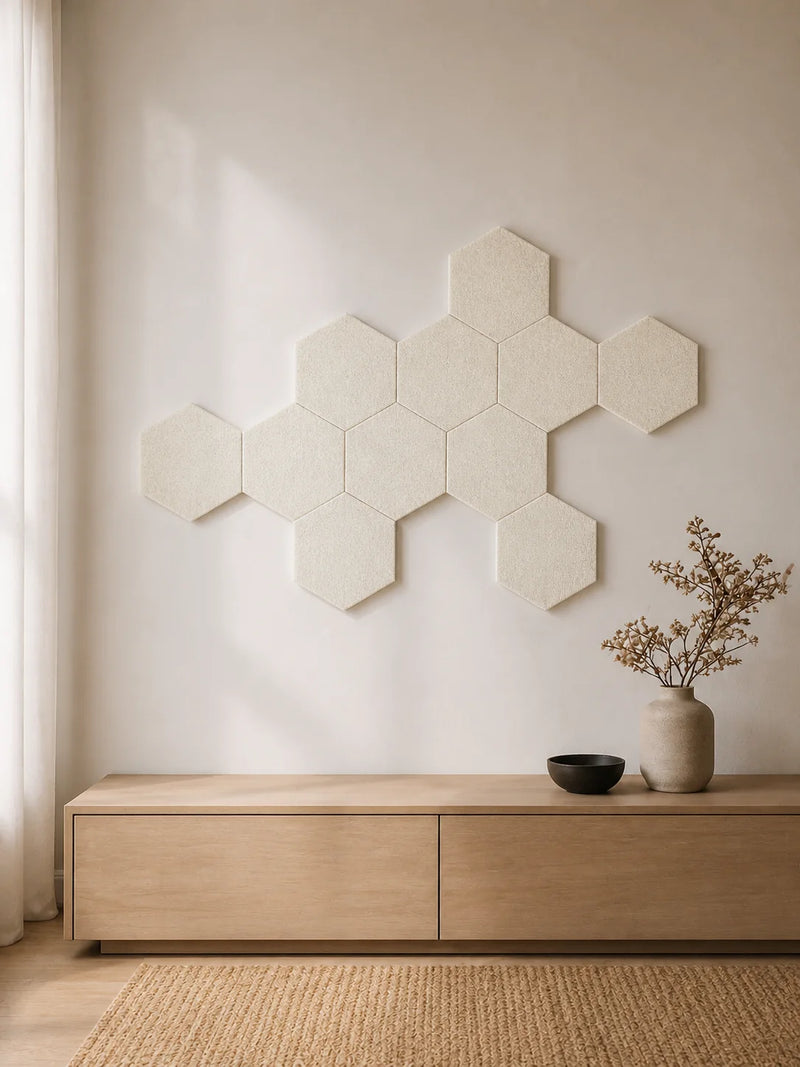 Panneaux acoustiques muraux hexagonaux en feutre PET écru dans un salon contemporain