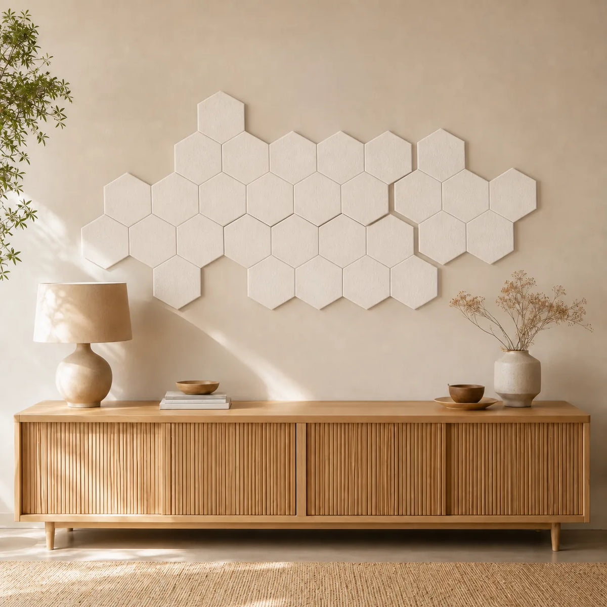 Panneau acoustique mural hexagonal – Feutre PET couleur Écru dans un intérieur contemporain