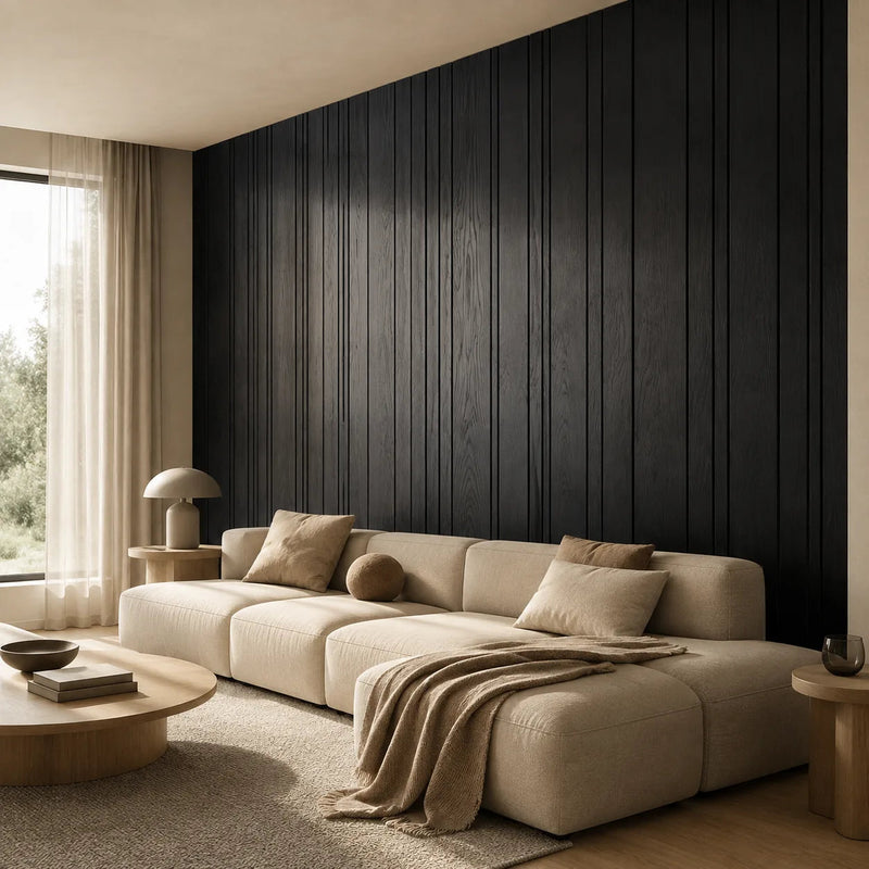 Panneau mural bois à rayures finition Frêne noir dans un salon contemporain