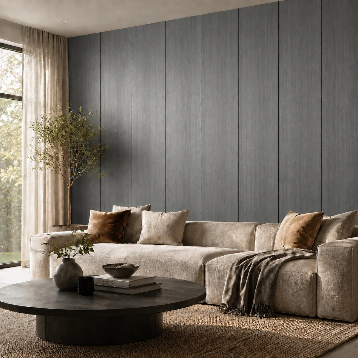 Panneau mural décoratif en bois finition chêne gris foncé dans un salon contemporain