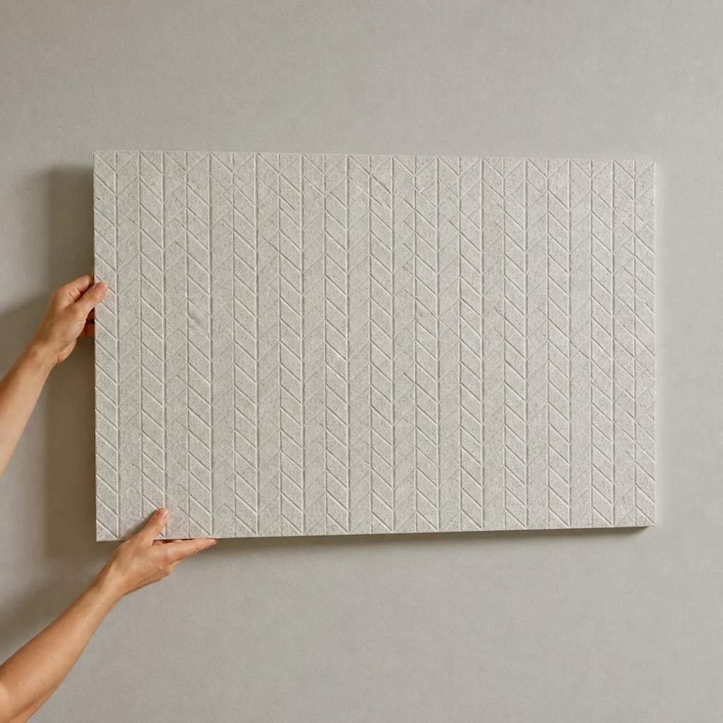 Pose d’un panneau mural en feutre PET Chevrons contre un mur