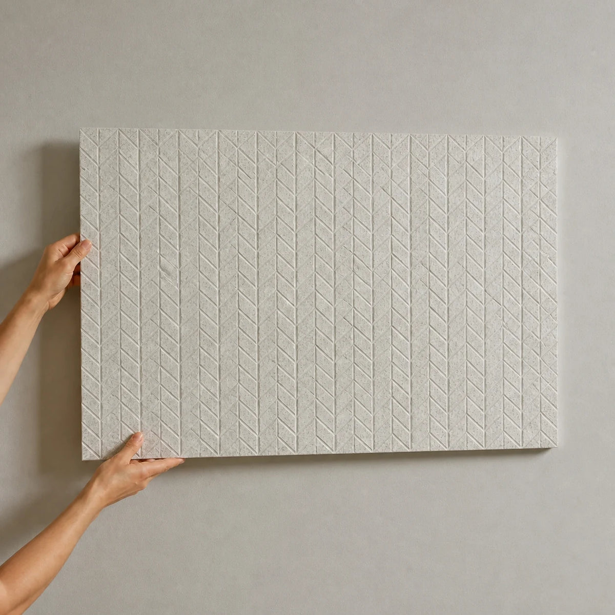 Pose d’un panneau mural en feutre PET Chevrons contre un mur
