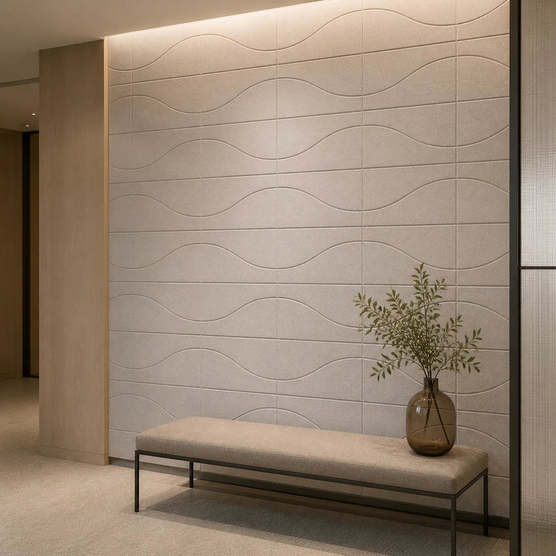 Panneau mural en feutre PET Motif Flow écru dans un intérieur contemporain
