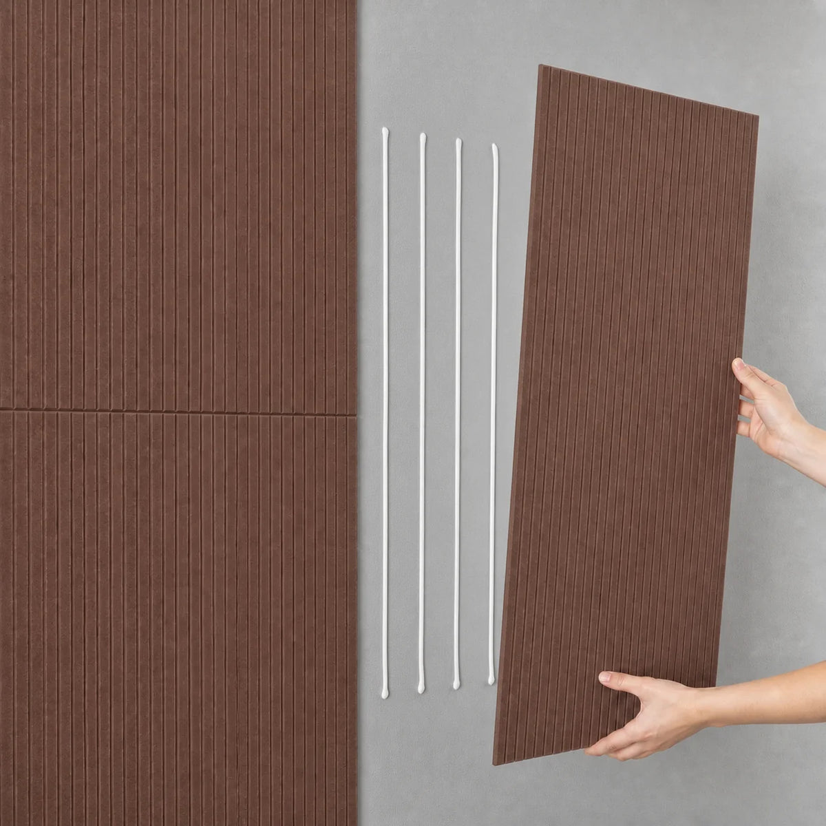 Pose par collage d’un panneau mural en feutre PET à lignes fines