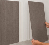 Pose d’un panneau mural en feutre PET à lignes verticales avec des cordons de colle espacés
