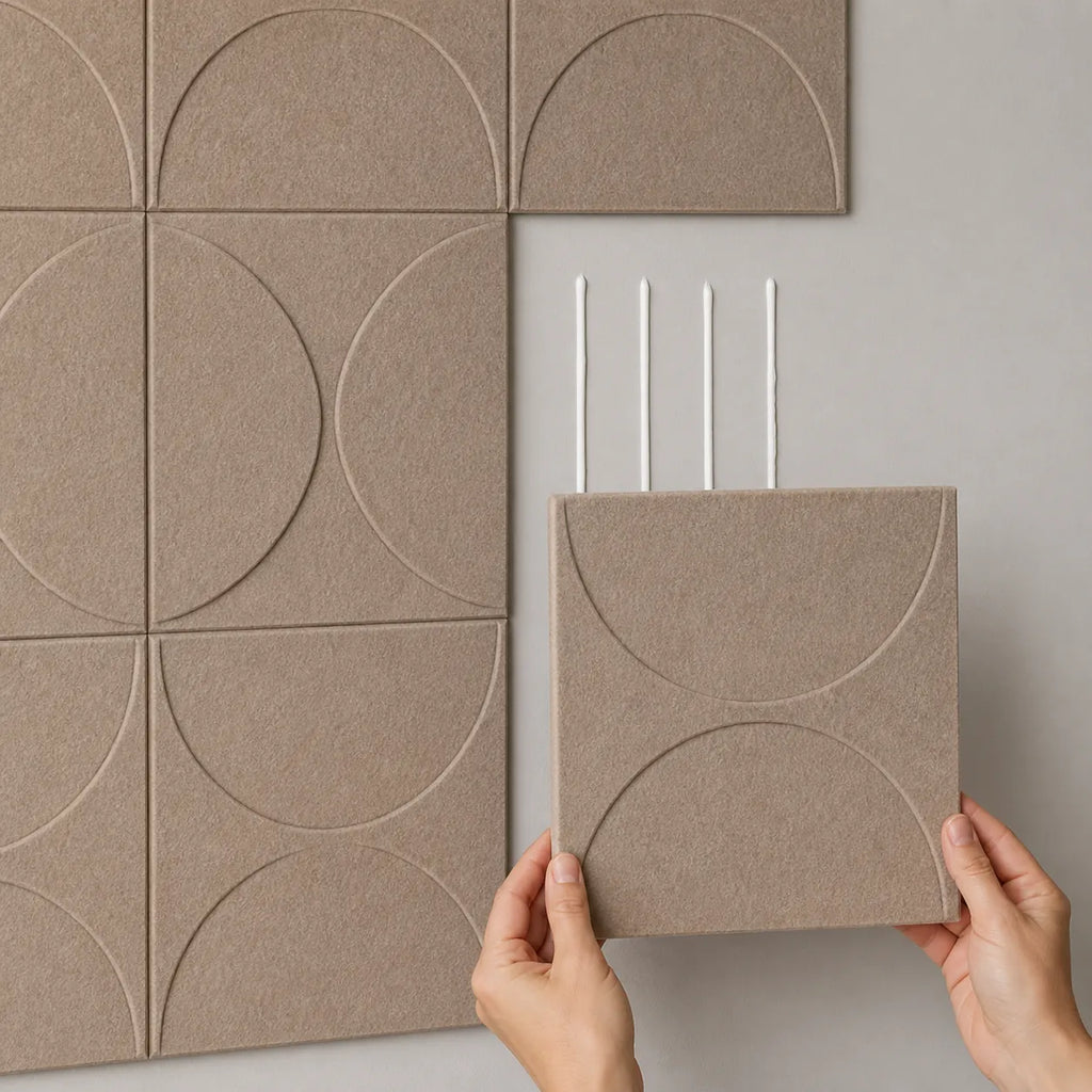 Pose d’un panneau mural en feutre PET Orbit de 30 × 30 cm sur quatre lignes de colle