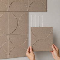 Pose d’un panneau mural en feutre PET Orbit de 30 × 30 cm sur quatre lignes de colle