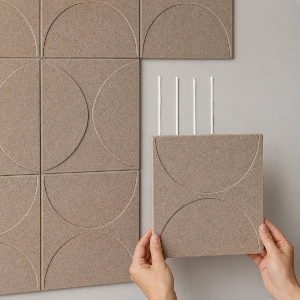 Pose d’un panneau mural en feutre PET Orbit de 30 × 30 cm sur quatre lignes de colle