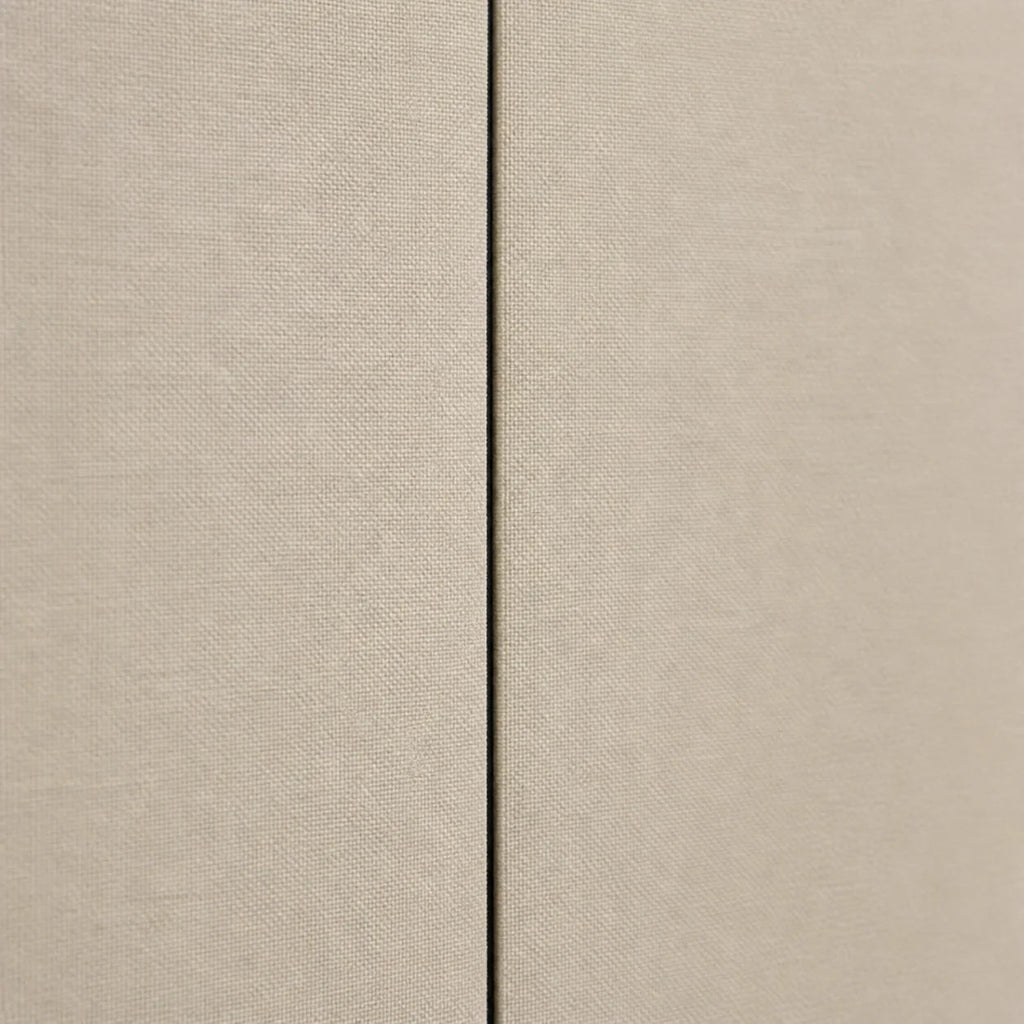 Gros plan sur la texture du panneau mural en tissu beige