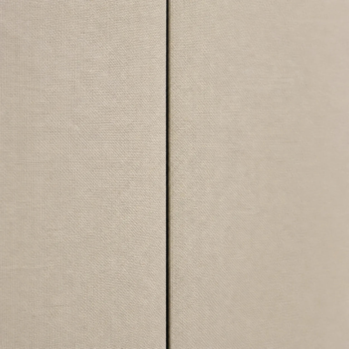 Gros plan sur la texture du panneau mural en tissu beige