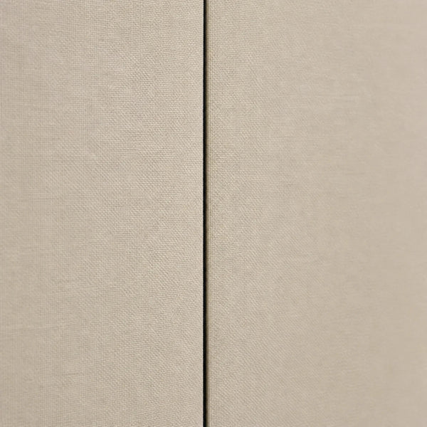 Gros plan sur le panneau mural décoratif en tissu beige