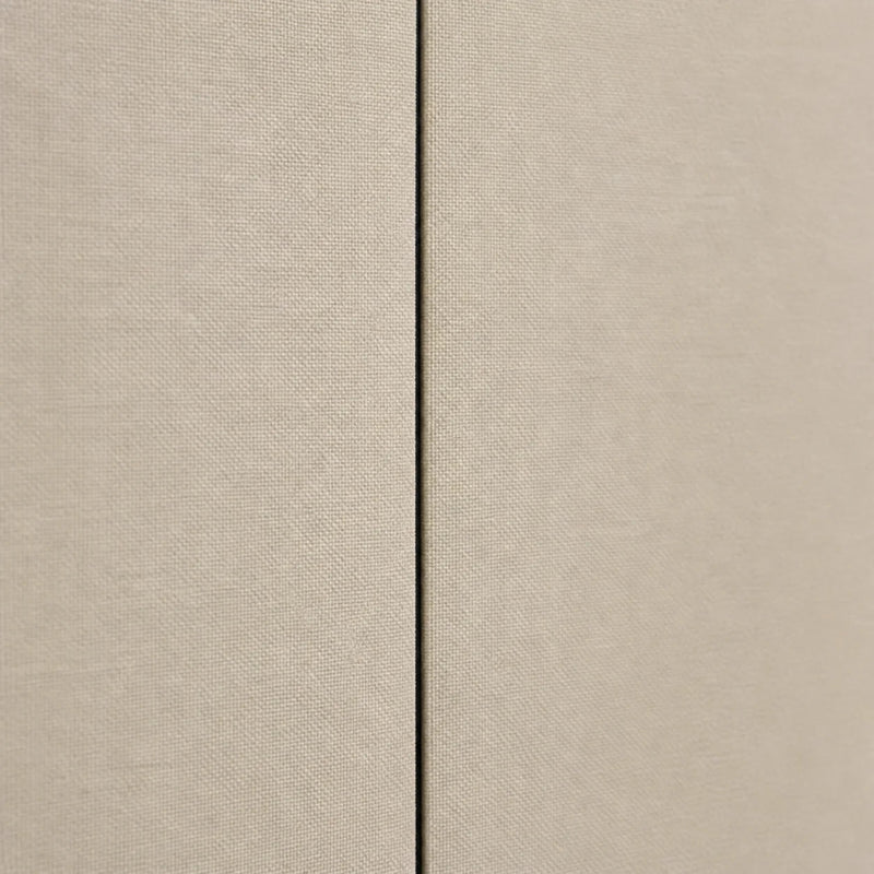 Gros plan sur la texture du panneau mural en tissu beige