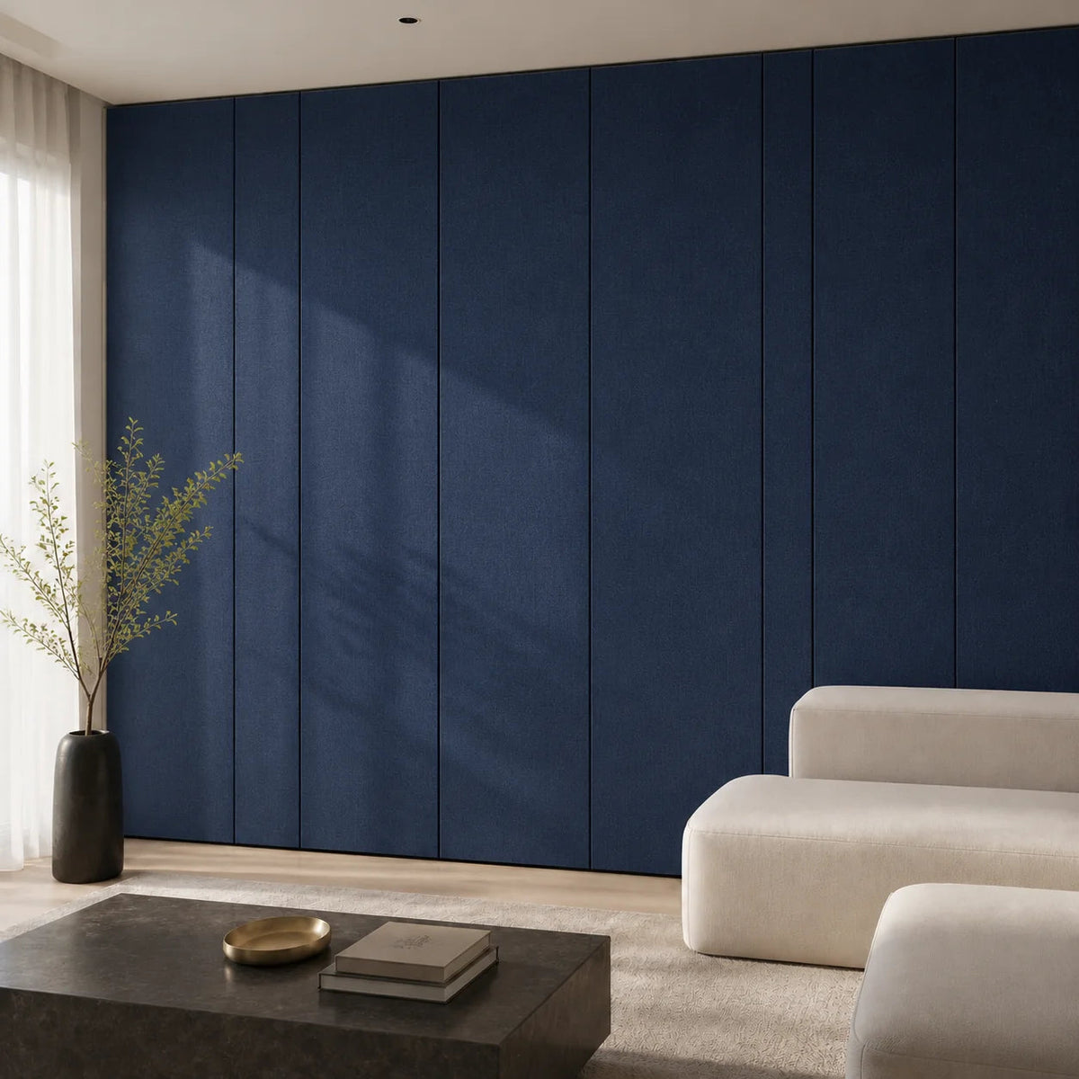 Panneau mural décoratif en tissu bleu marine dans un salon contemporain