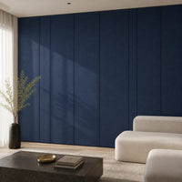 Panneau mural décoratif en tissu bleu marine dans un salon contemporain