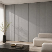 Panneau mural décoratif en tissu gris dans un salon contemporain