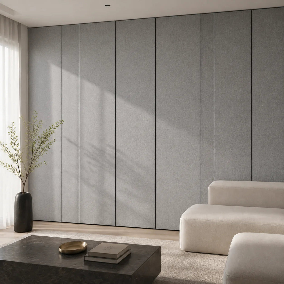 Panneau mural décoratif en tissu gris dans un salon contemporain