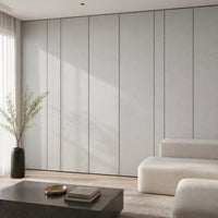 Panneau mural décoratif en tissu gris clair dans un salon contemporain