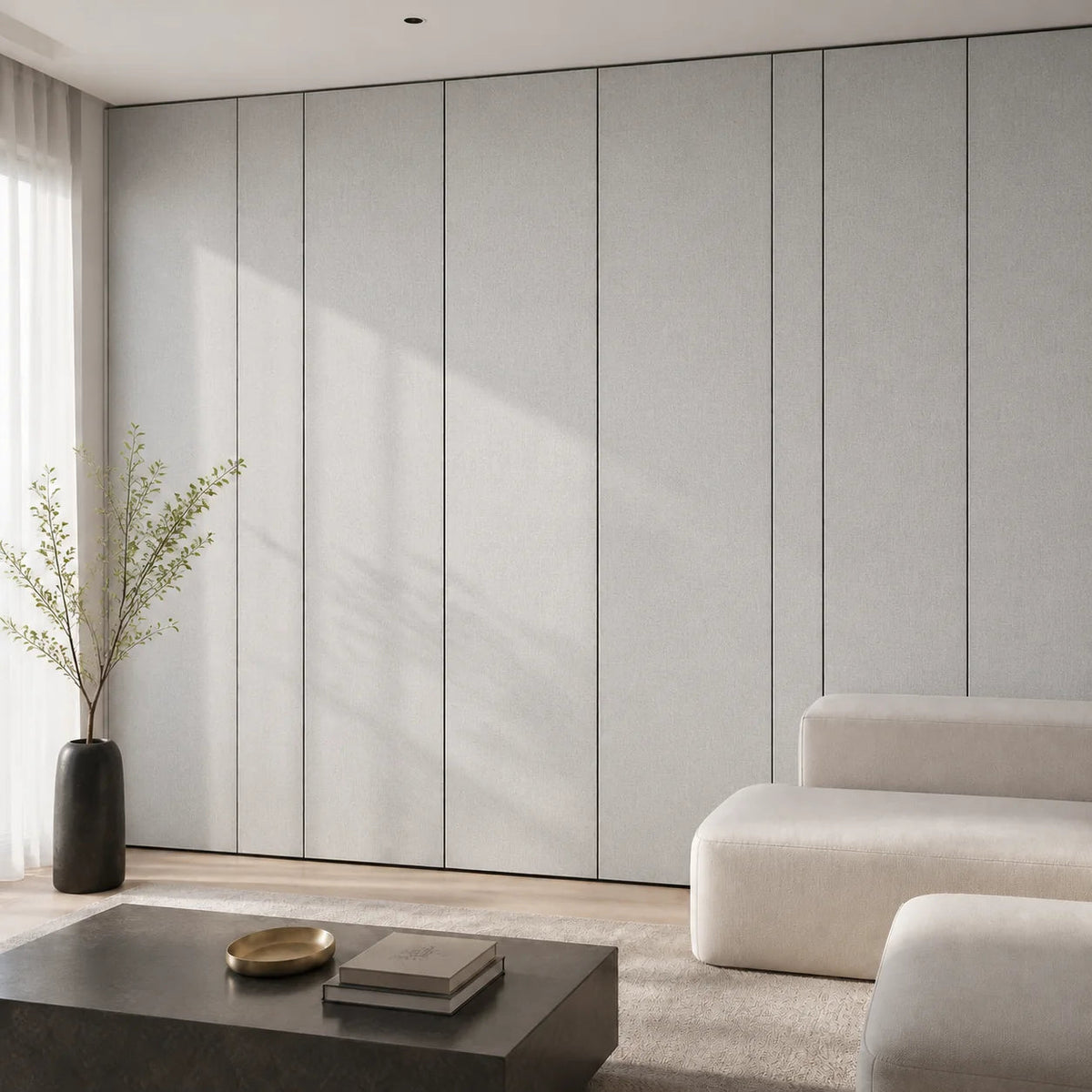 Panneau mural décoratif en tissu gris clair dans un salon contemporain