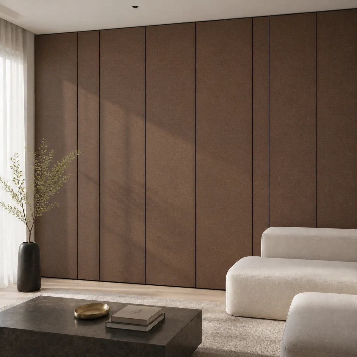 Panneau mural décoratif en tissu marron dans un salon contemporain
