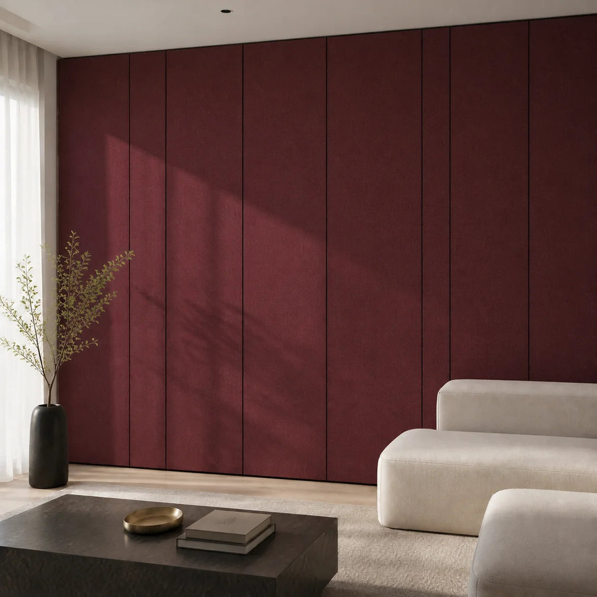 Panneau mural décoratif en tissu rouge foncé dans un salon contemporain