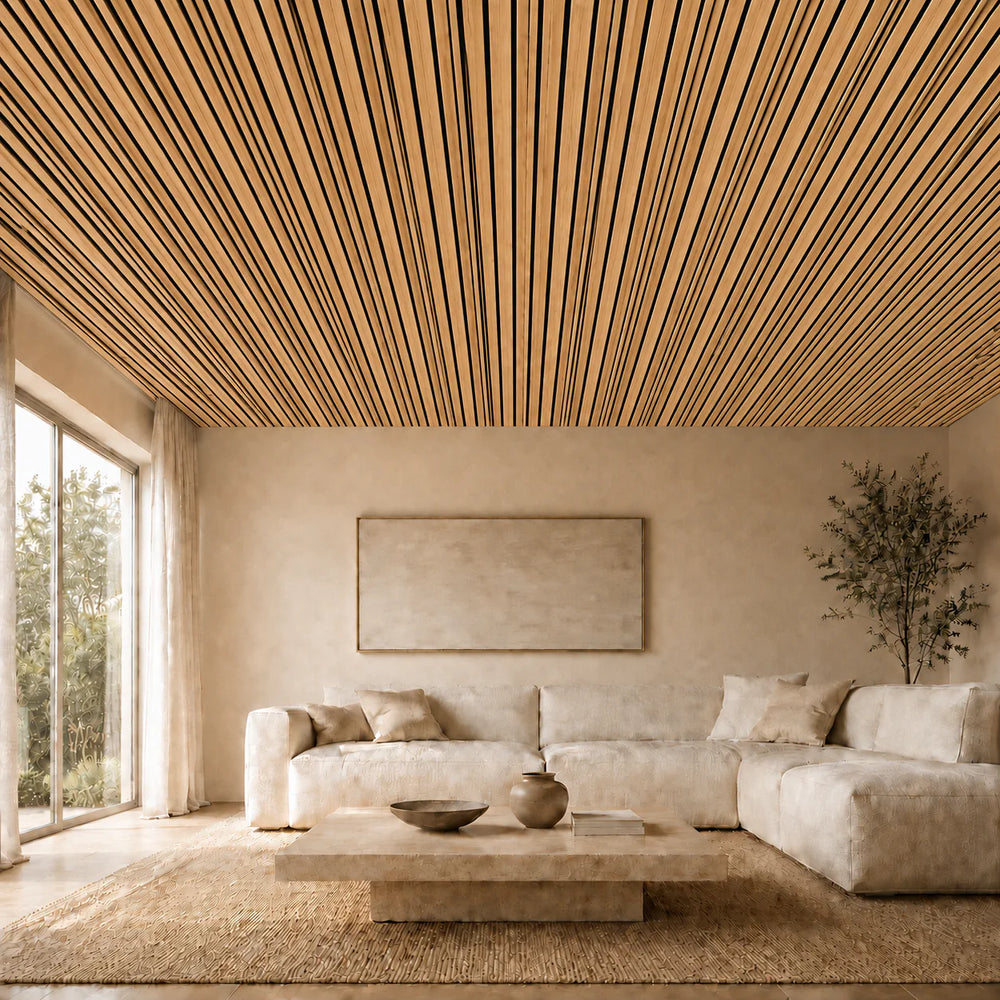 Panneau acoustique Barcode à tasseaux de largeurs irrégulières installé au plafond — finition Chêne naturel – feutre noir uniforme