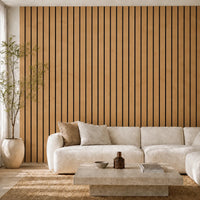 Panneau acoustique à larges tasseaux 50 mm, finition Chêne naturel, installé dans un salon
