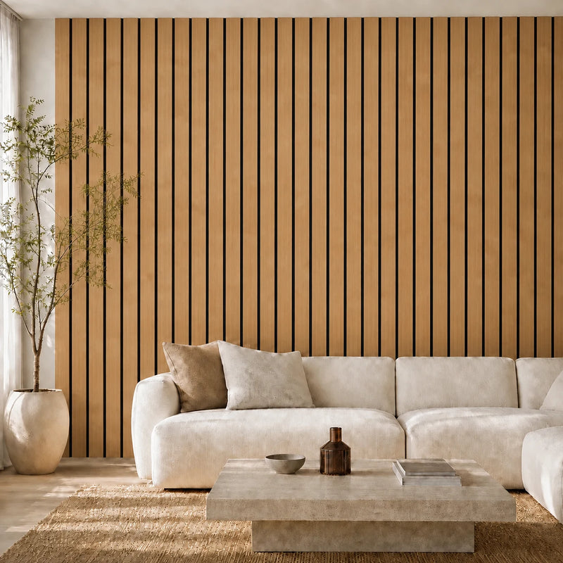 Panneau acoustique à larges tasseaux 50 mm, finition Chêne naturel, installé dans un salon