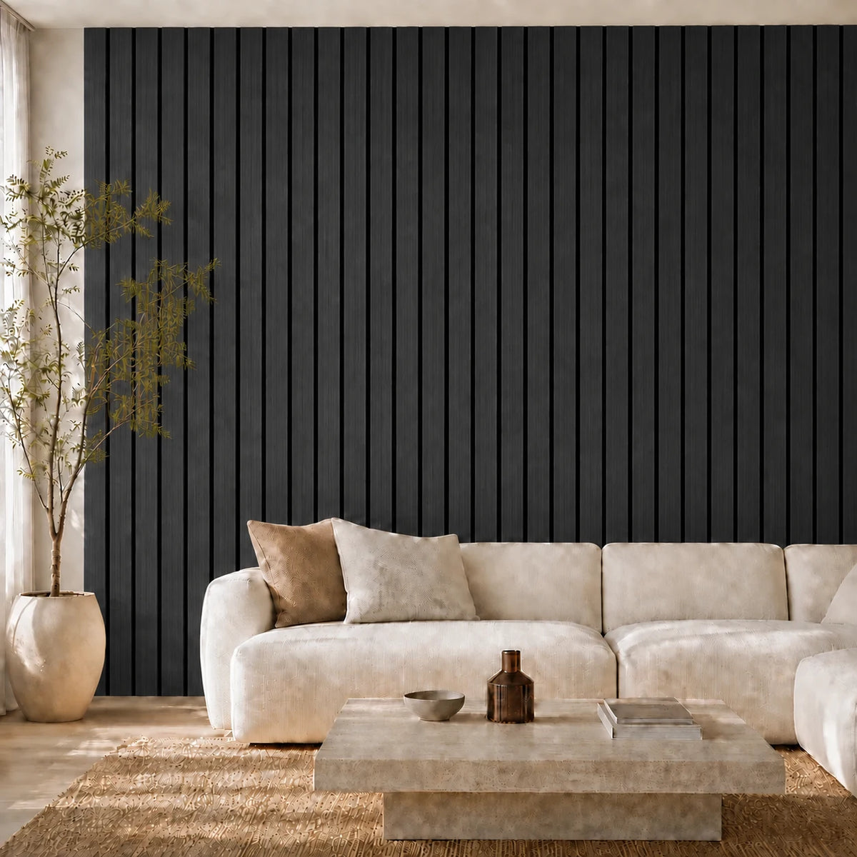 Panneau acoustique à larges tasseaux 50 mm, finition Frêne graphite, installé dans un salon