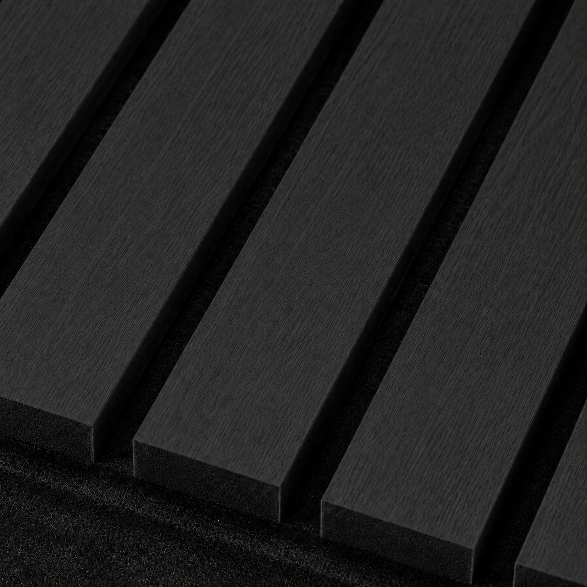 Détail des larges tasseaux 50 mm, finition Frêne graphite, sur feutre noir