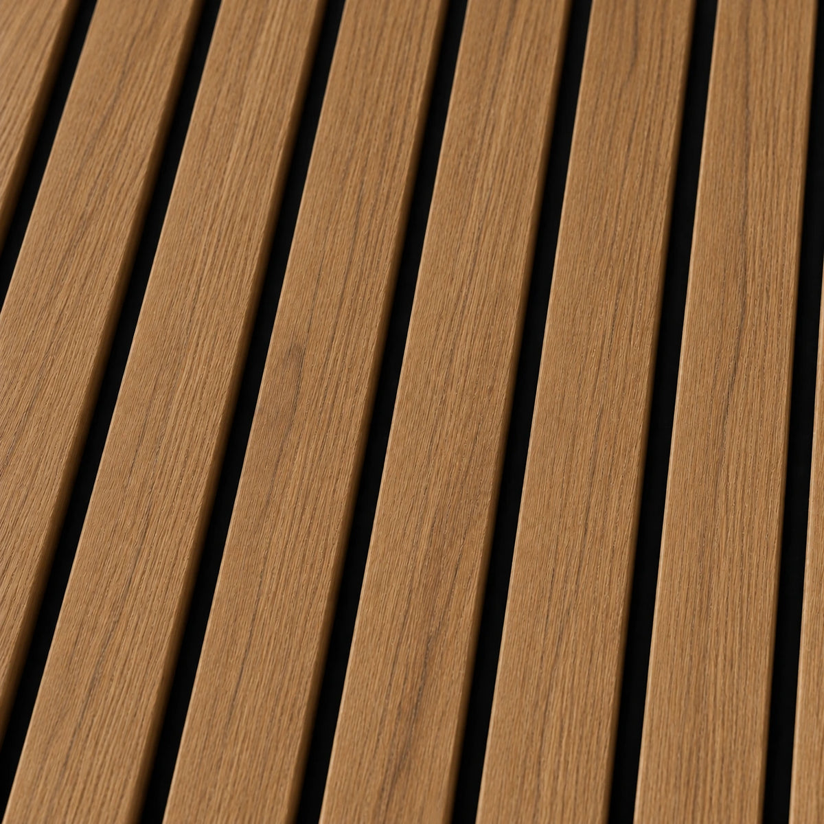 Detail des Furniers in Eiche Bronze und der eng angeordneten Lamellen des PREMIUM-Akustikpaneels