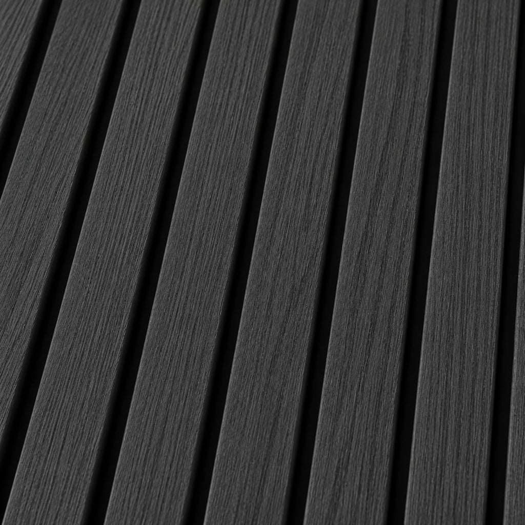 Detail des Furniers in Esche Schwarz und der eng angeordneten Lamellen des PREMIUM-Akustikpaneels