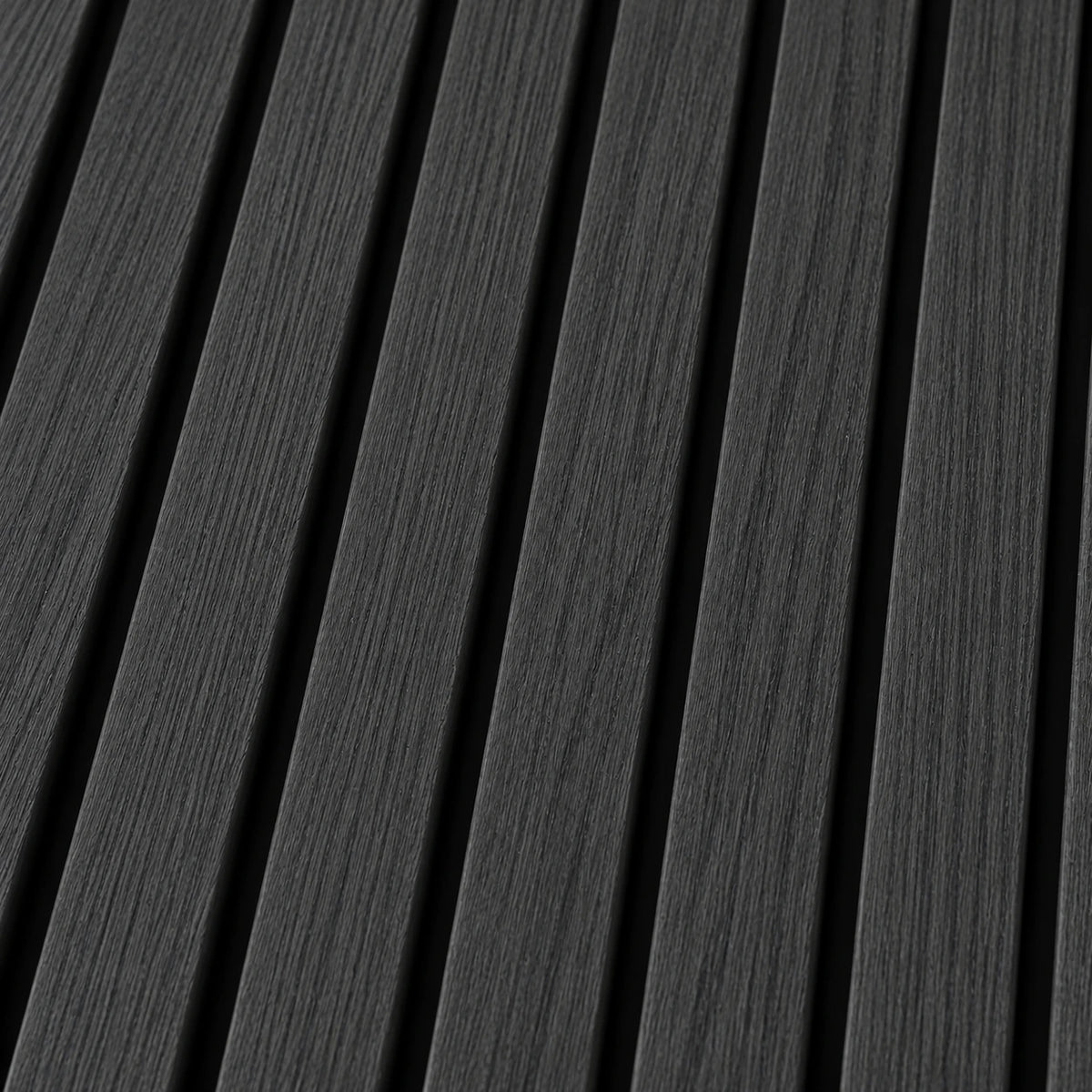 Detail des Furniers in Esche Schwarz und der eng angeordneten Lamellen des PREMIUM-Akustikpaneels
