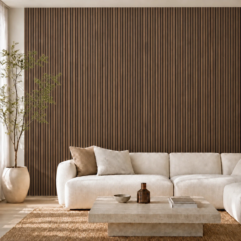 Panneau acoustique PREMIUM à tasseaux rapprochés en noyer, installé sur le mur d’un salon